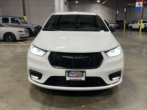 Used 2024 Chrysler Pacifica Select image 8