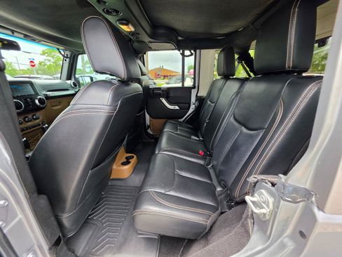 Used 2017 Jeep Wrangler Unlimited Rubicon w/ Connectivity Group AWD/4WD image 12