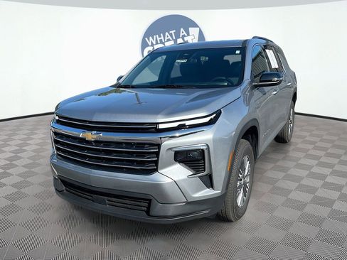 Used 2025 Chevrolet Traverse LT FWD image 1
