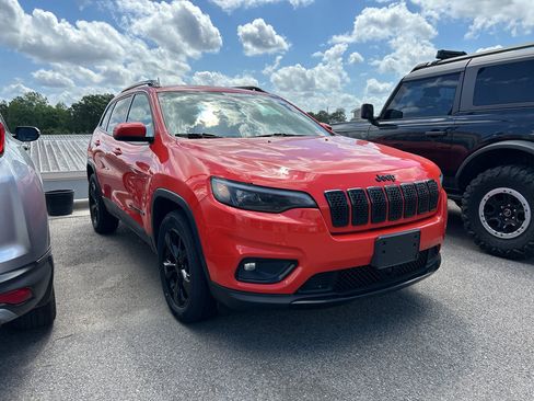 Used 2021 Jeep Cherokee Latitude Plus AWD/4WD image 2