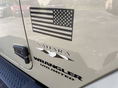 Used 2017 Jeep Wrangler Unlimited Sahara w/ Connectivity Group AWD/4WD image 5