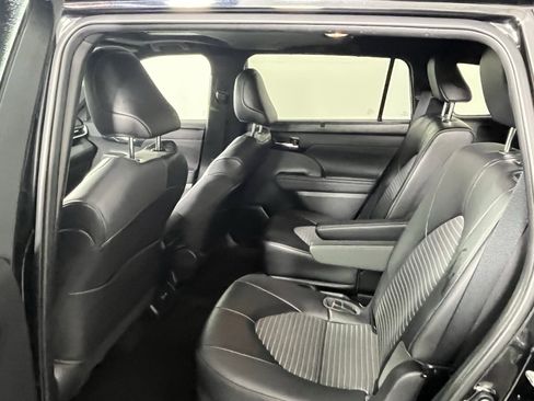 Used 2023 Toyota Highlander L image 13
