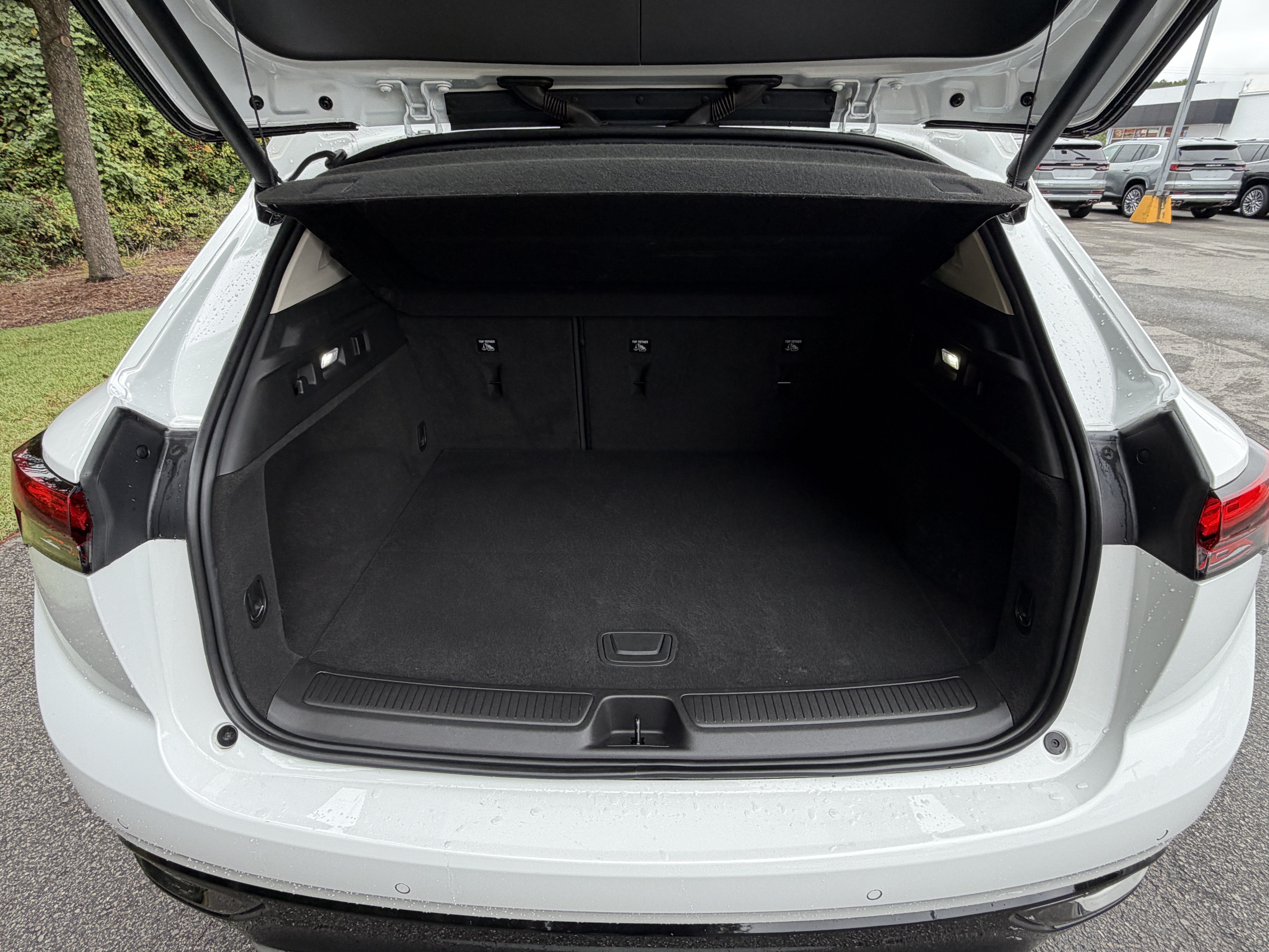 Used 2022 Buick Envision Essence w/ Technology Package I FWD image 4