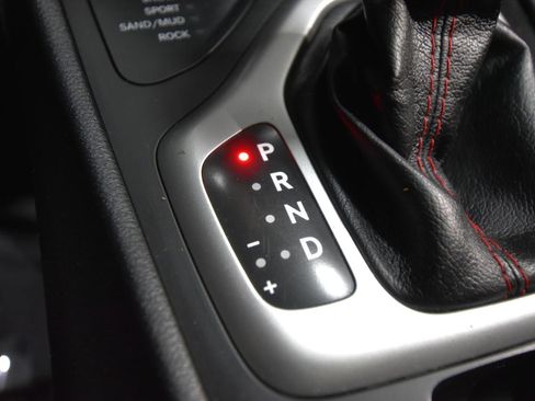 Used 2015 Jeep Cherokee Trailhawk w/ Comfort/Convenience Group AWD/4WD image 46