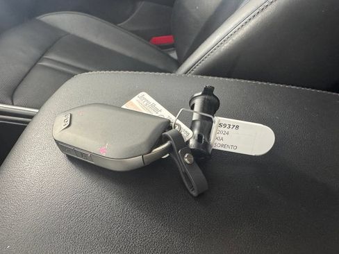Used 2024 Kia Sorento S w/ Panoramic Sunroof Package FWD image 2