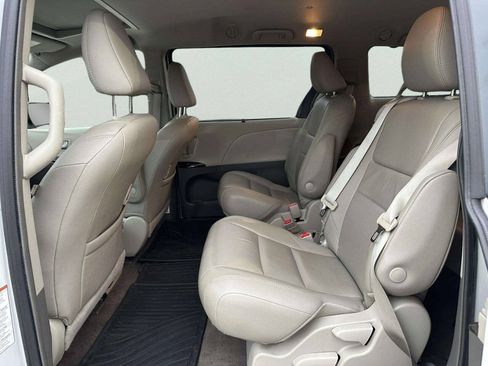 Used 2018 Toyota Sienna XLE FWD image 11