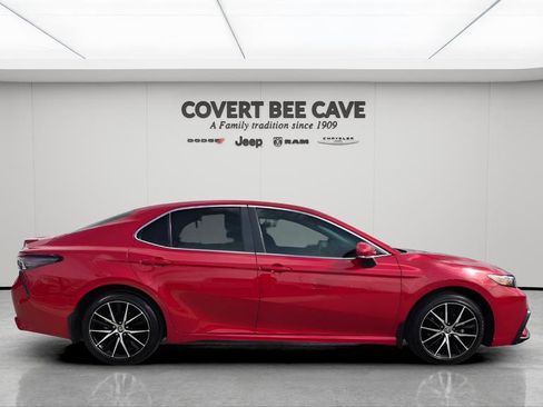 Used 2024 Toyota Camry SE image 11