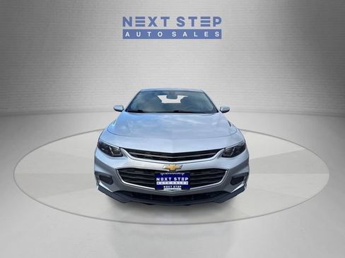 Used 2018 Chevrolet Malibu LT image 2