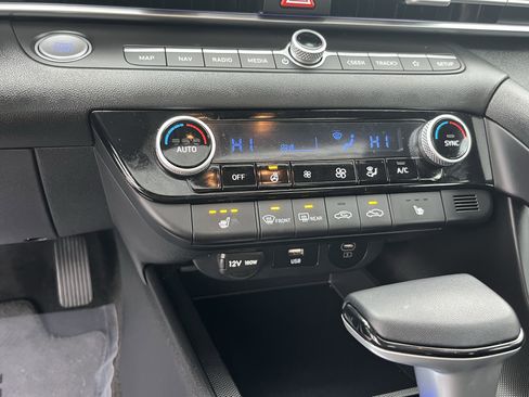 Used 2025 Hyundai Elantra SEL FWD image 23
