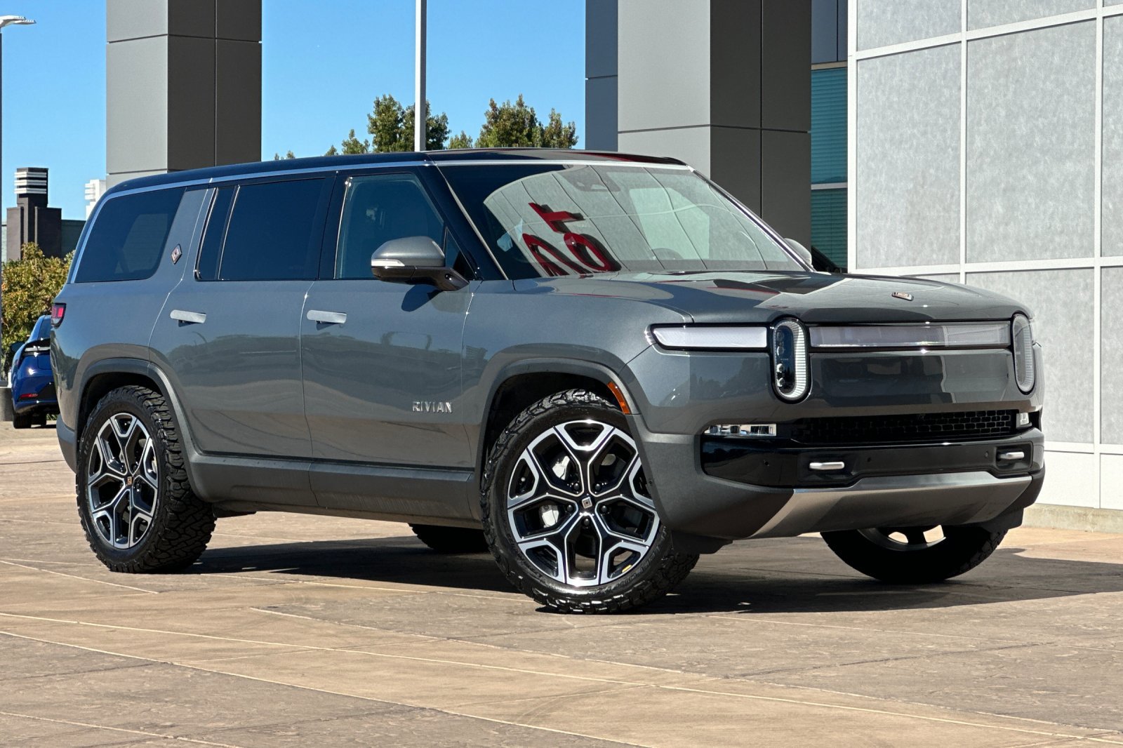 Used 2024 Rivian R1S Adventure Dual AWD/4WD image 2