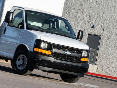 Used 2017 Chevrolet Express 3500 RWD image 9