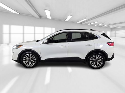 Used 2020 Ford Escape Titanium image 3