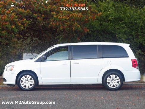 Used 2018 Dodge Grand Caravan SE w/ UConnect Hands-Free Group image 2