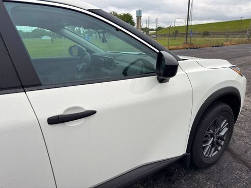 Used 2023 Nissan Rogue S AWD/4WD image 5