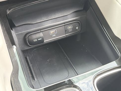 Used 2024 Kia Telluride EX w/ EX Captain's Chair Package FWD image 13