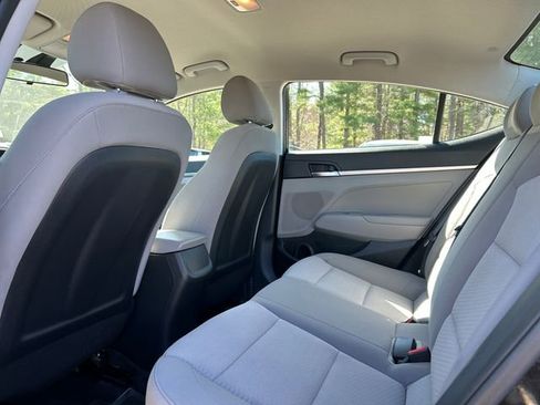 Used 2020 Hyundai Elantra SE w/ Winter Weather Package FWD image 23