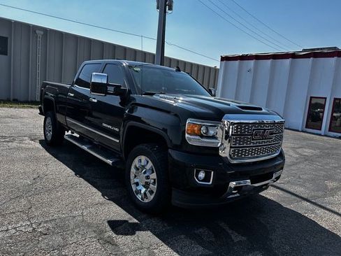 Used 2018 GMC Sierra 2500 Denali w/ Duramax Plus Package AWD/4WD image 7