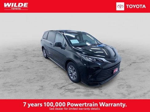 Certified 2022 Toyota Sienna LE image 3