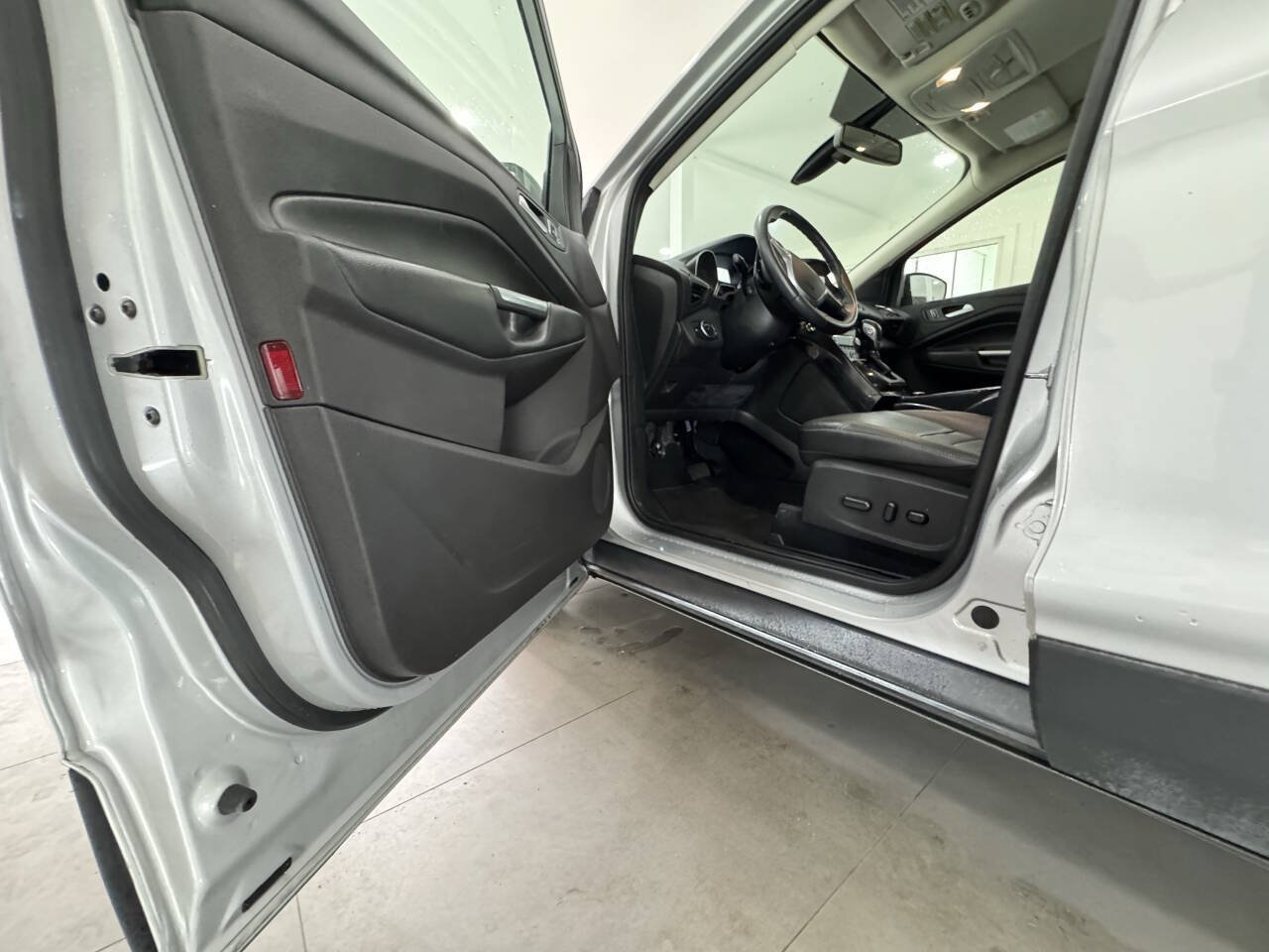 Used 2015 Ford Escape Titanium w/ Equipment Group 301A AWD/4WD image 14