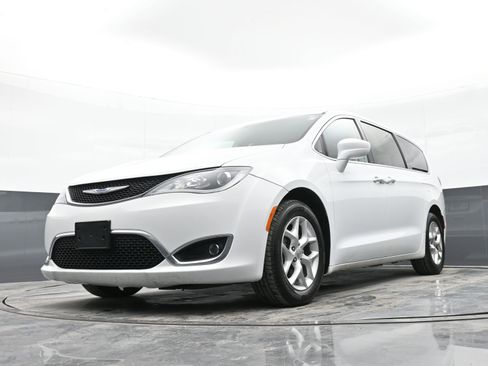 Used 2018 Chrysler Pacifica Touring Plus w/ Tire & Wheel Group image 45