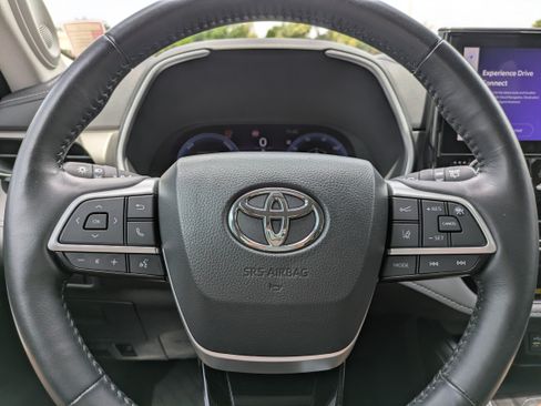 Used 2024 Toyota Highlander Limited AWD/4WD image 26