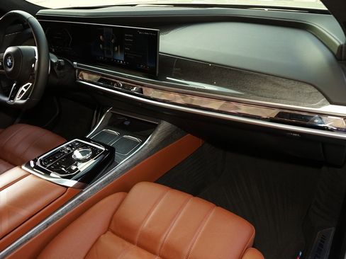 Used 2023 BMW 760i xDrive w/ Executive Package image 5