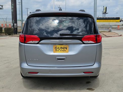 Used 2021 Chrysler Voyager Lxi FWD image 4