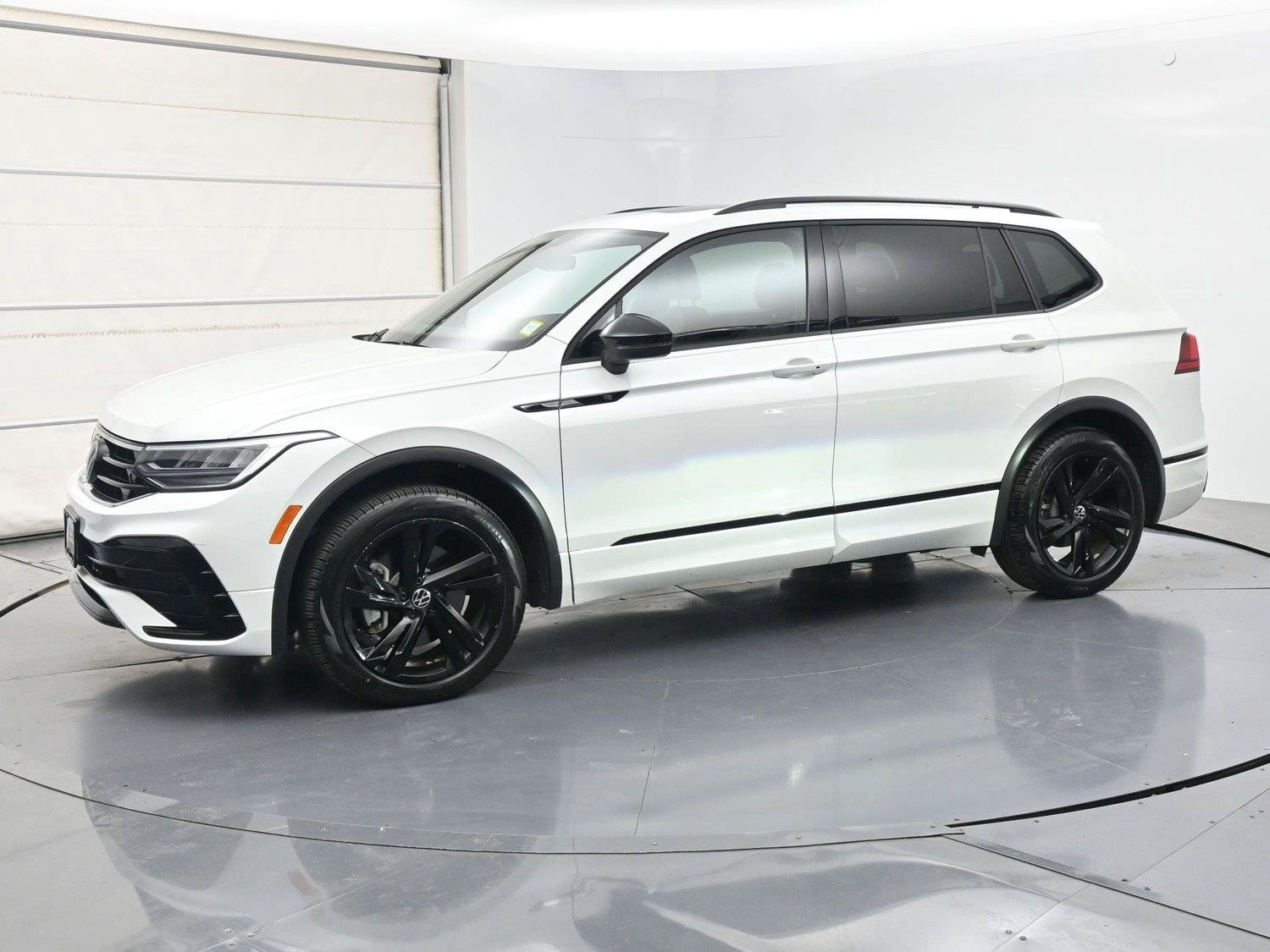 Certified 2024 Volkswagen Tiguan SE R-Line AWD/4WD image 22