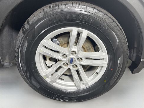 Used 2022 Ford Explorer XLT image 32