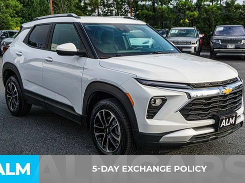 Used 2025 Chevrolet TrailBlazer LT AWD/4WD image 3