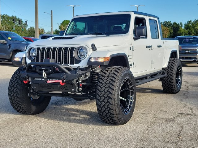 Used 2025 Jeep Gladiator Sport AWD/4WD image 3