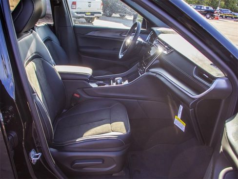 Used 2025 Jeep Grand Cherokee L Altitude image 15