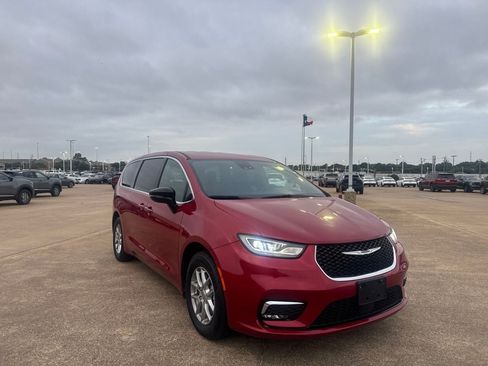 Used 2025 Chrysler Pacifica Select FWD image 2