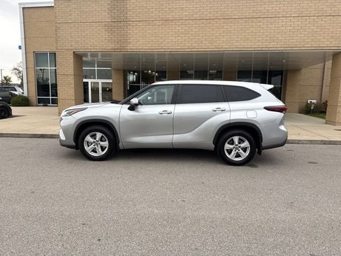Used 2024 Toyota Highlander LE image 1