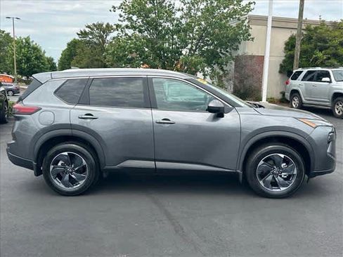 Used 2024 Nissan Rogue SV w/ SV Premium Package FWD image 2