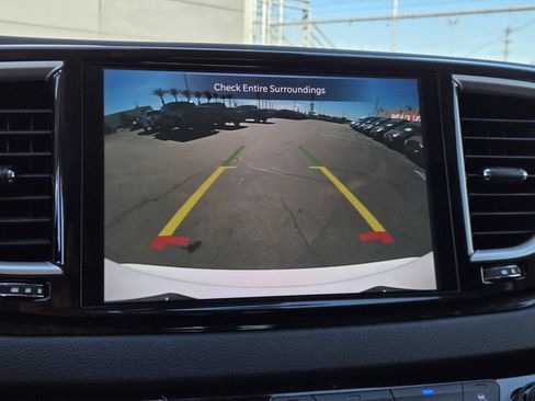 Used 2023 Chrysler Pacifica Touring-L FWD image 8