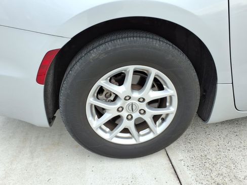 Used 2023 Chrysler Pacifica Touring-L image 6