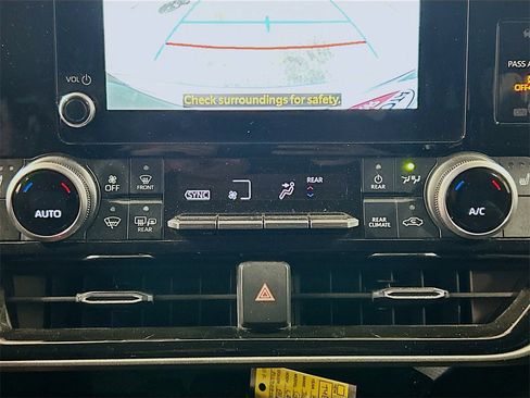 Used 2023 Toyota Highlander L image 13