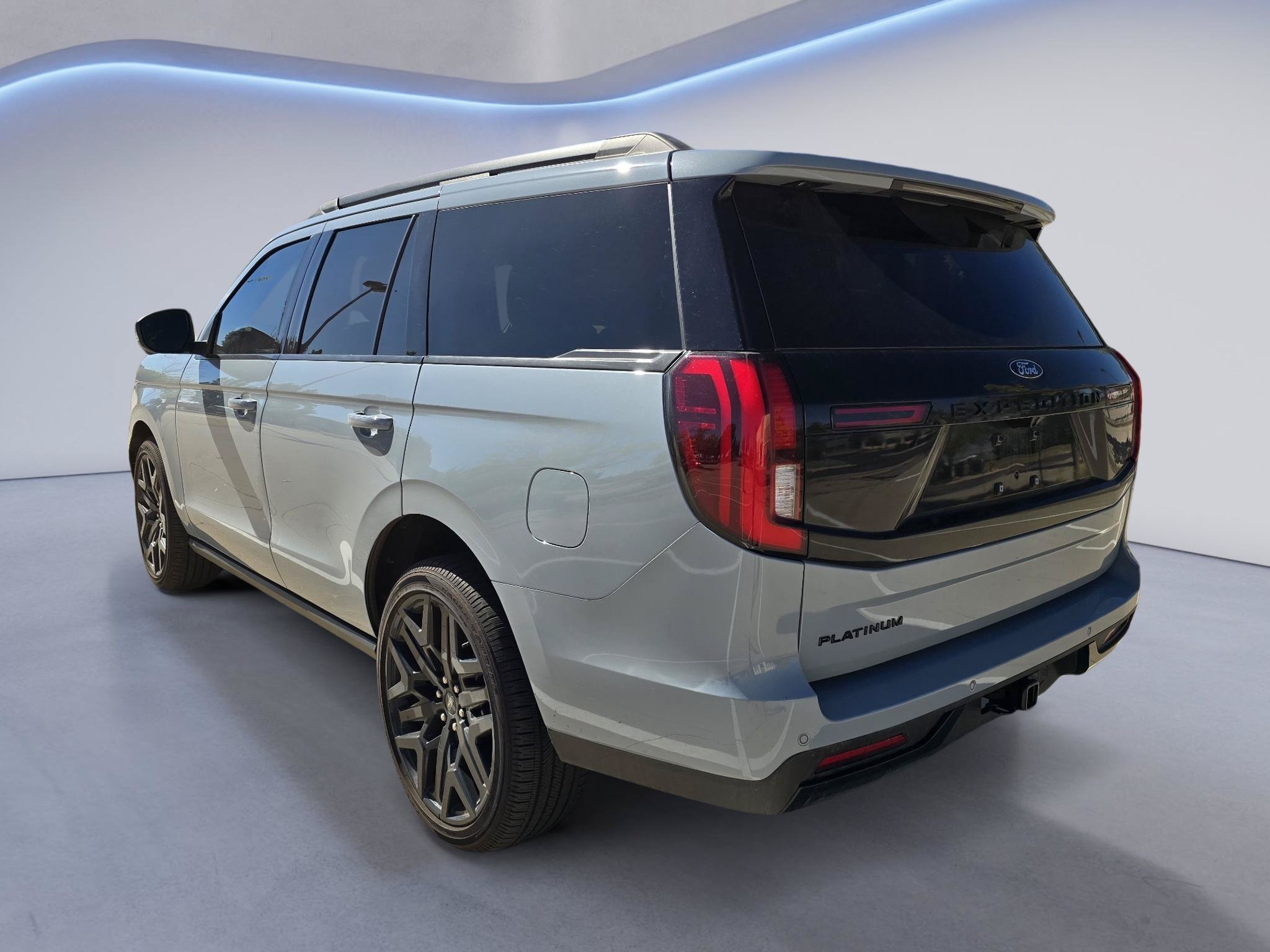 Used 2026 Ford Expedition Platinum w/ Stealth Performance Package AWD/4WD image 3