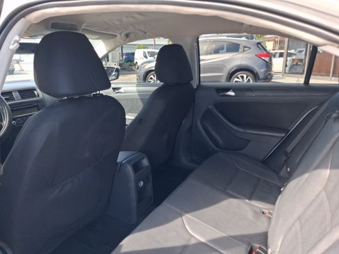 Used 2011 Volkswagen Jetta SE FWD image 19