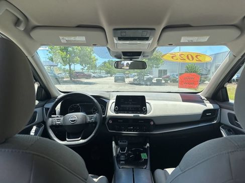 Certified 2025 Nissan Rogue SV FWD image 25