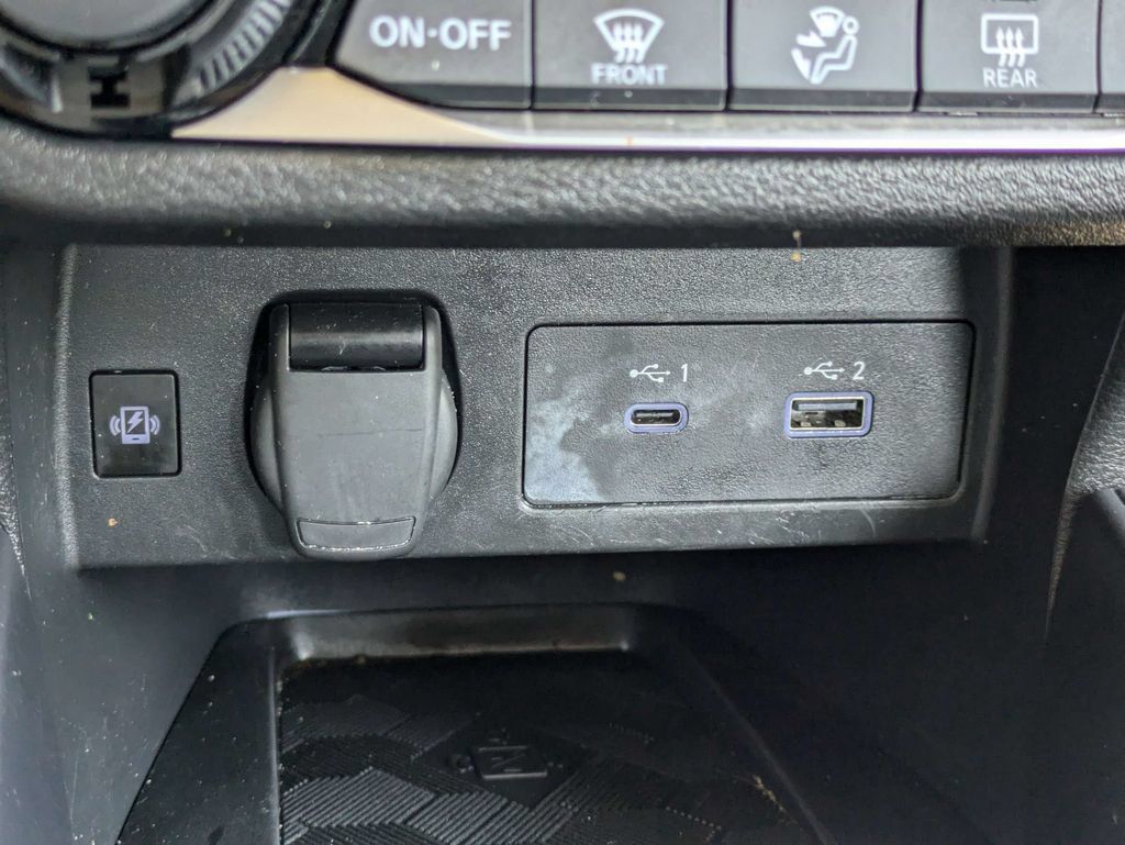 Used 2025 Nissan Versa SR FWD image 20