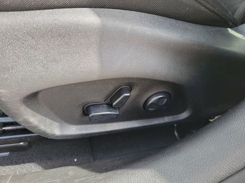 Used 2019 Jeep Renegade Latitude w/ Popular Equipment Group image 16