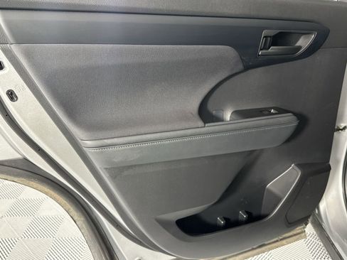 Used 2025 Toyota Highlander LE FWD image 29