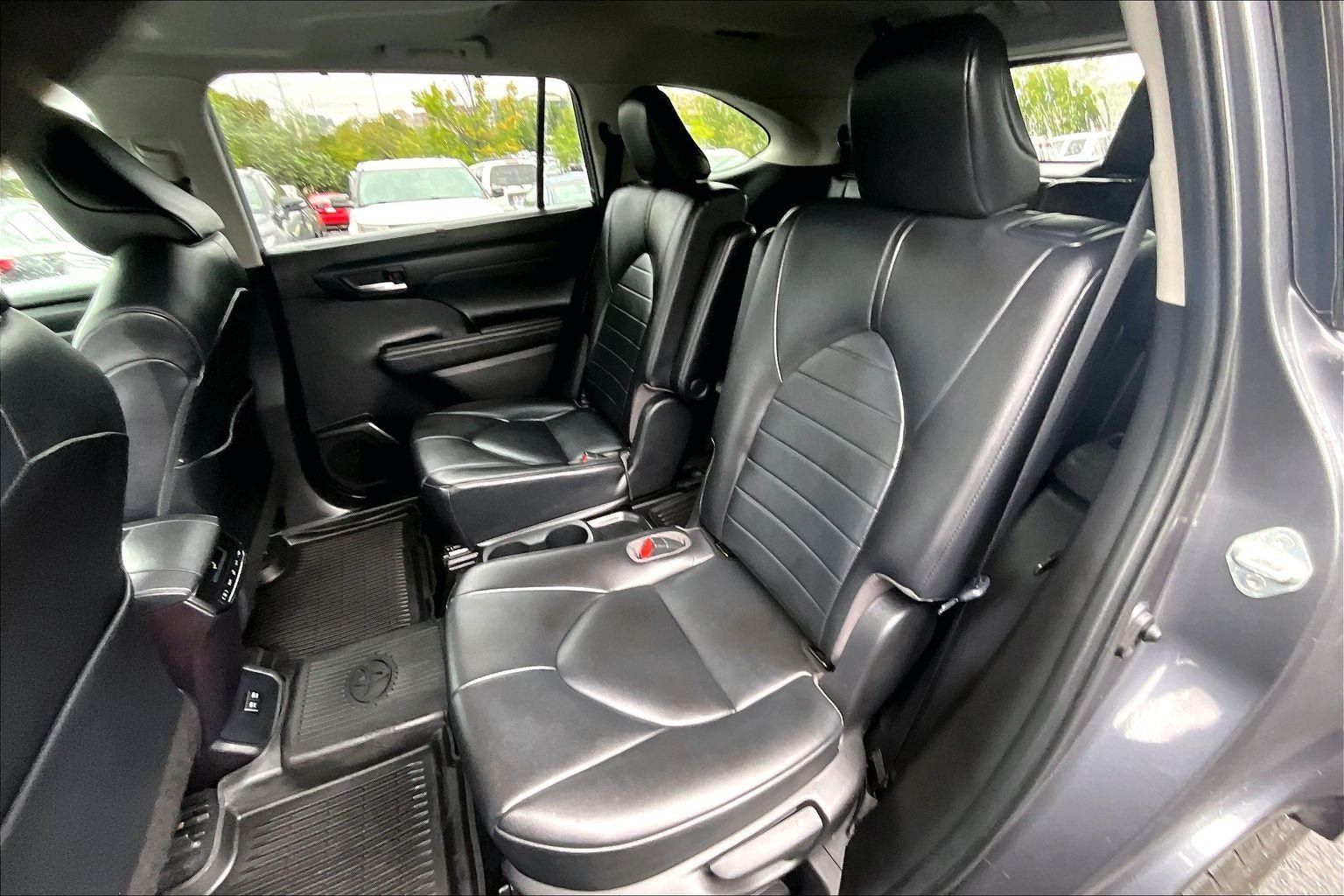 Used 2021 Toyota Highlander XLE AWD/4WD image 25