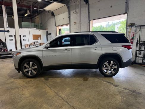 Used 2021 Chevrolet Traverse LT w/ LT Premium Package AWD/4WD image 4
