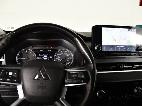 Used 2022 Mitsubishi Outlander SE AWD/4WD image 16