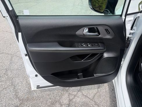 Used 2026 Chrysler Pacifica Select FWD image 11