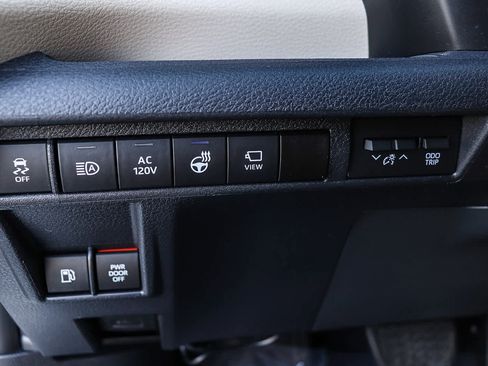 Used 2022 Toyota Sienna Platinum image 31