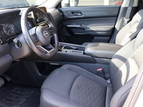 Used 2024 Nissan Pathfinder SV FWD image 16